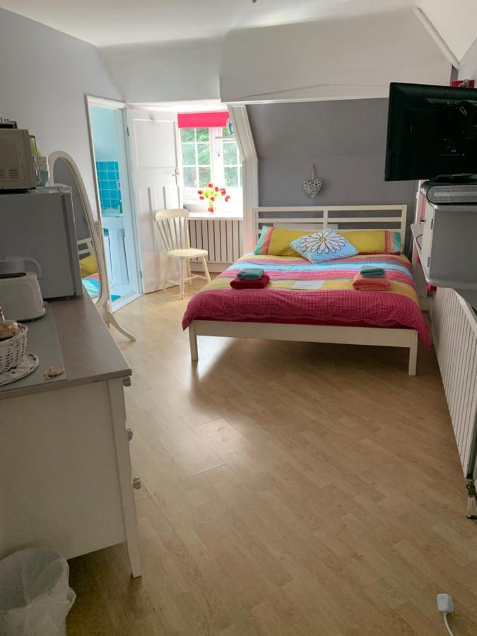 Hazelwick Guest House Hookwood Eksteriør bilde